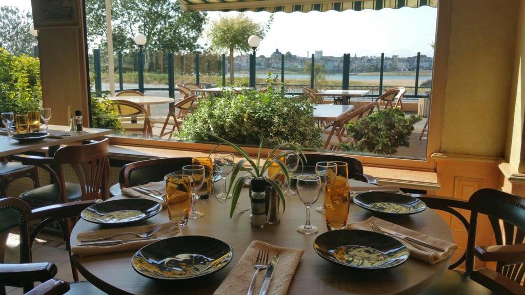 Logis Hotels - Au Poisson D'Argent - Hotel 3 Etoiles Et Restaurant Le Mesnil-en-Vallee Bagian luar foto