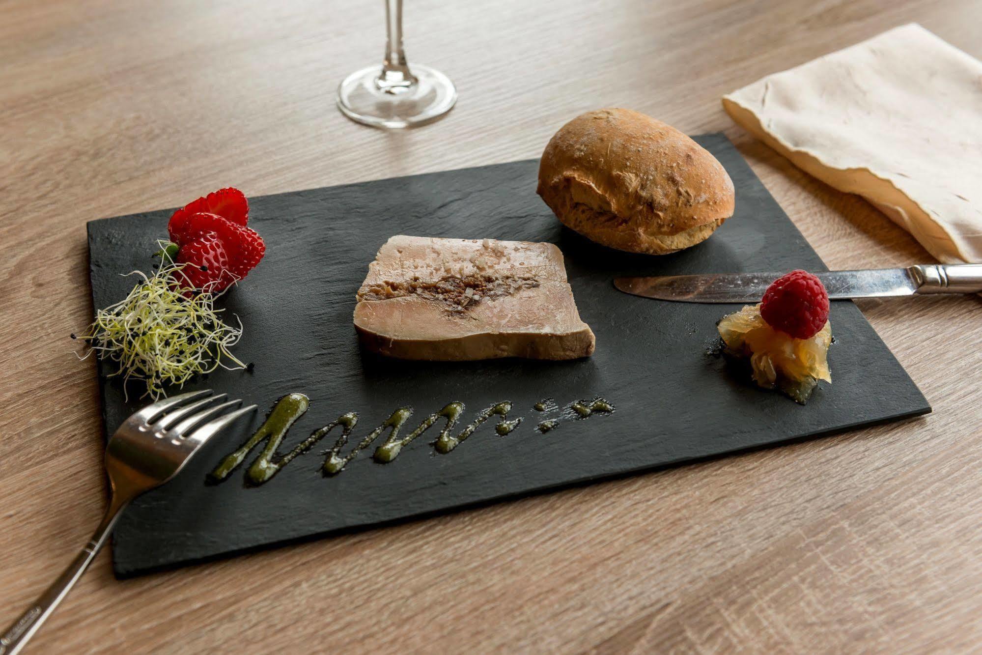 Logis Hotels - Au Poisson D'Argent - Hotel 3 Etoiles Et Restaurant Le Mesnil-en-Vallee Bagian luar foto