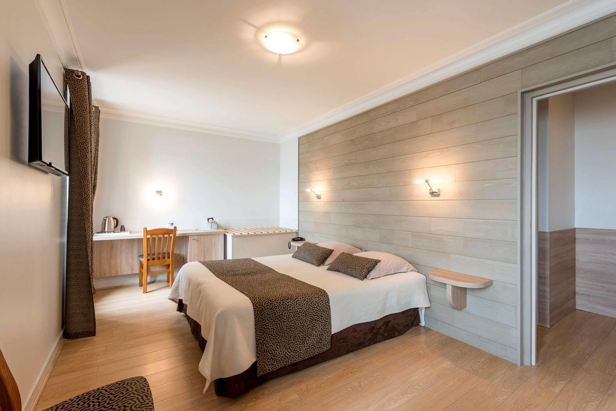 Logis Hotels - Au Poisson D'Argent - Hotel 3 Etoiles Et Restaurant Le Mesnil-en-Vallee Bagian luar foto
