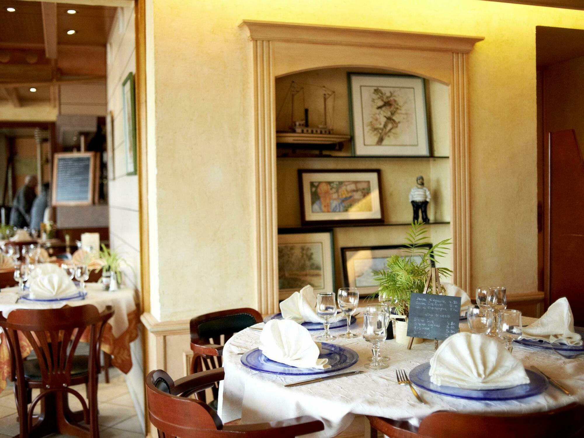 Logis Hotels - Au Poisson D'Argent - Hotel 3 Etoiles Et Restaurant Le Mesnil-en-Vallee Bagian luar foto